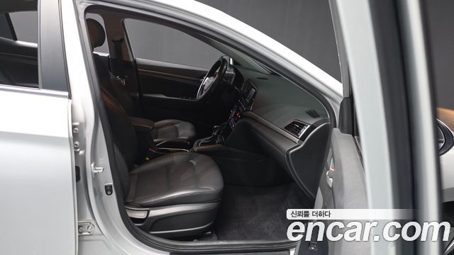 Hyundai AVANTE 2017 — photo 17