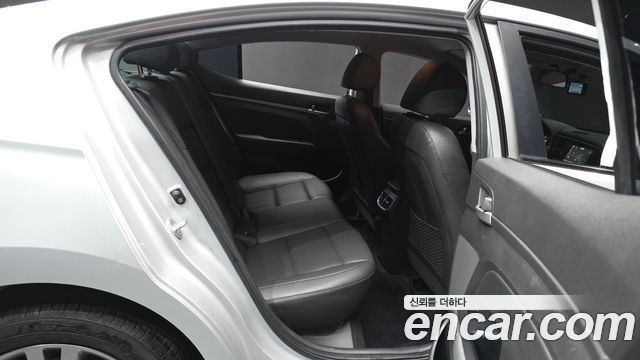 Hyundai AVANTE 2017 — photo 18