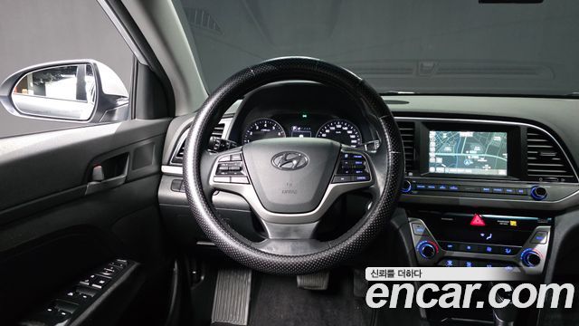 Hyundai AVANTE 2017 — photo 19