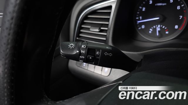 Hyundai AVANTE 2017 — photo 24
