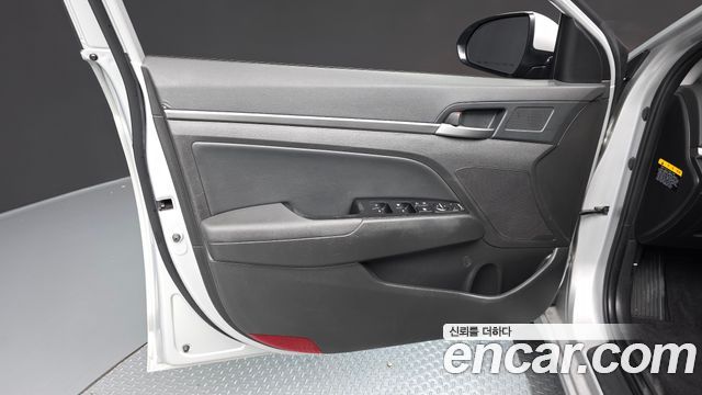 Hyundai AVANTE 2017 — photo 14