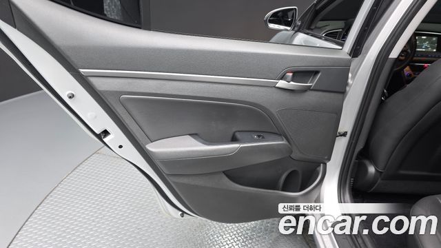 Hyundai AVANTE 2017 — photo 15