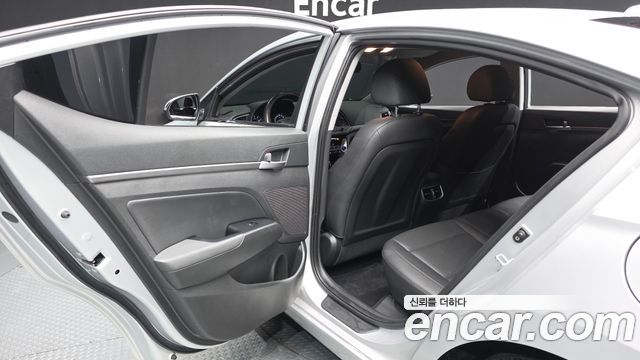 Hyundai AVANTE 2017 — photo 16