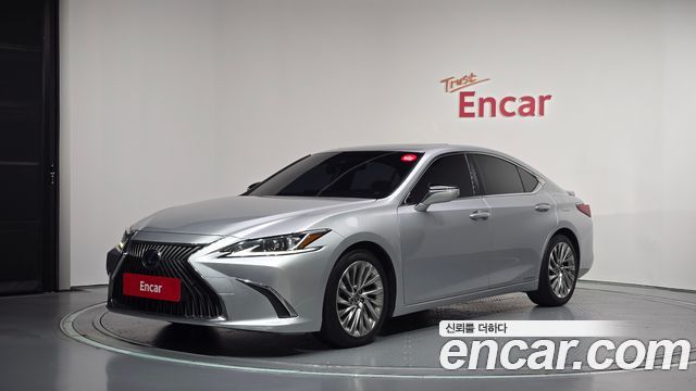 Lexus ES 2019 — photo 1