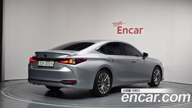 Lexus ES 2019 — photo 2