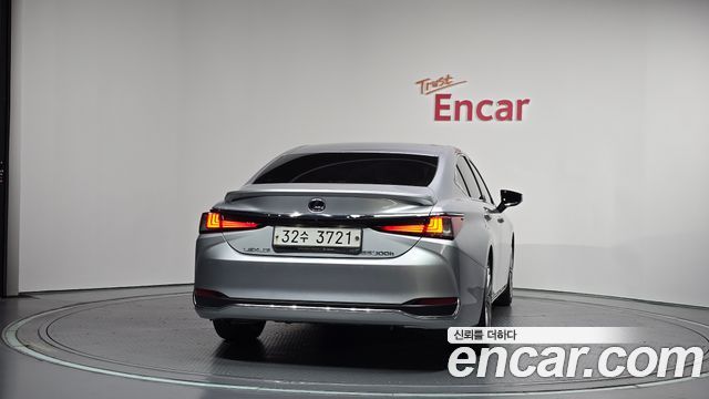 Lexus ES 2019 — photo 4