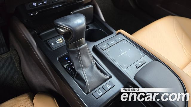 Lexus ES 2019 — photo 9