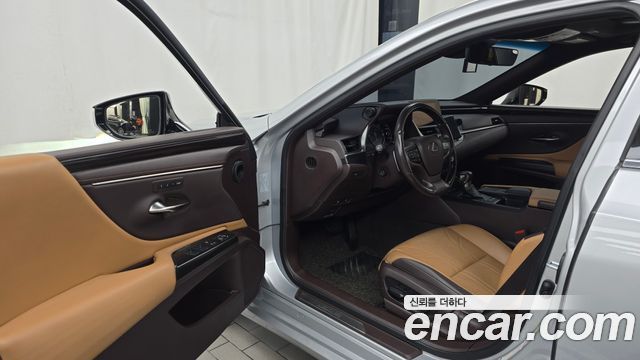 Lexus ES 2019 — photo 10