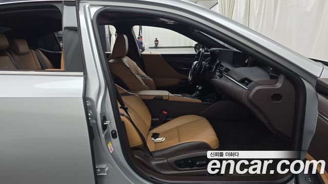 Lexus ES 2019 — photo 11