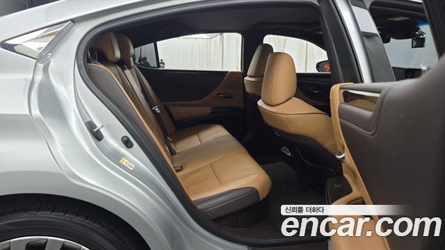 Lexus ES 2019 — photo 12