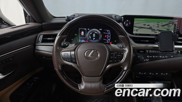 Lexus ES 2019 — photo 13