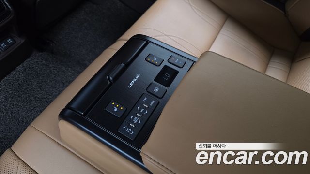 Lexus ES 2019 — photo 19