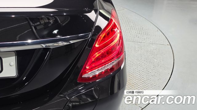 Mercedes-Benz C-Class 2018 — photo 9