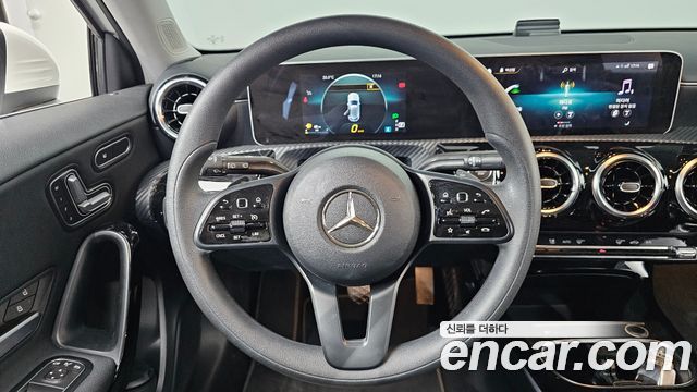 Mercedes-Benz A-Class 2020 — photo 19