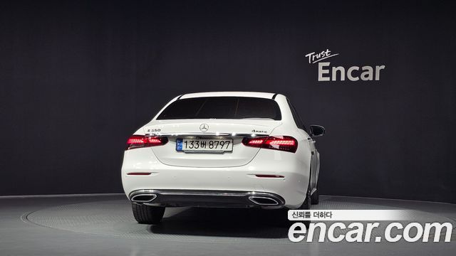 Mercedes-Benz E-Class 2022 — photo 4