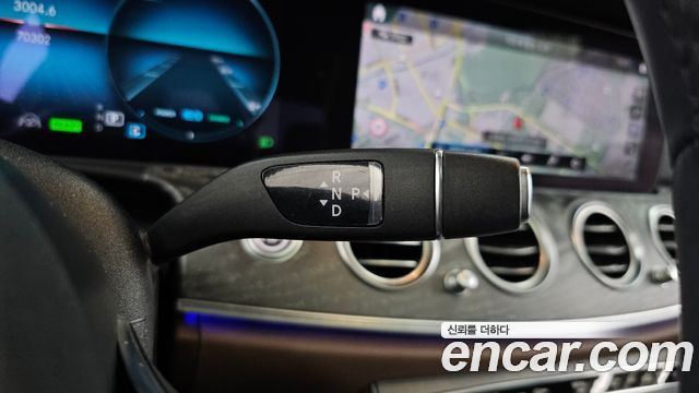 Mercedes-Benz E-Class 2022 — photo 12