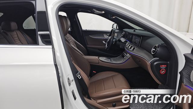 Mercedes-Benz E-Class 2022 — photo 17