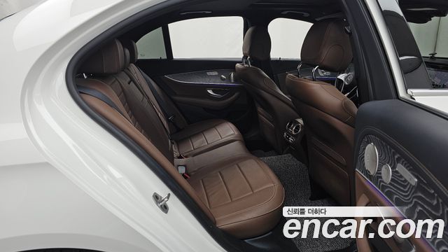 Mercedes-Benz E-Class 2022 — photo 18