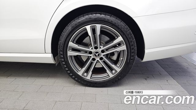 Mercedes-Benz E-Class 2022 — photo 7