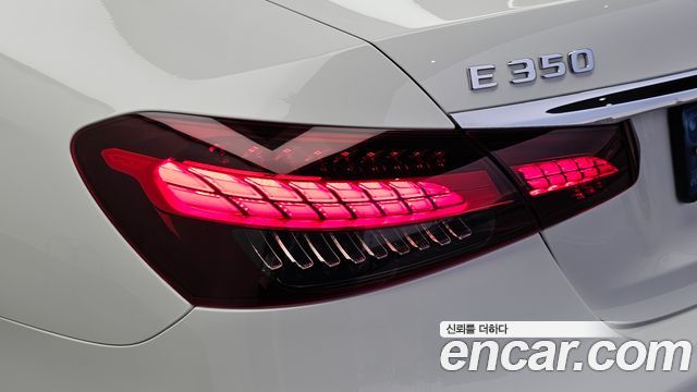 Mercedes-Benz E-Class 2022 — photo 9
