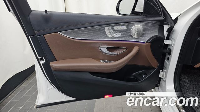 Mercedes-Benz E-Class 2022 — photo 14