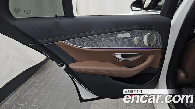 Mercedes-Benz E-Class 2022 — photo 15