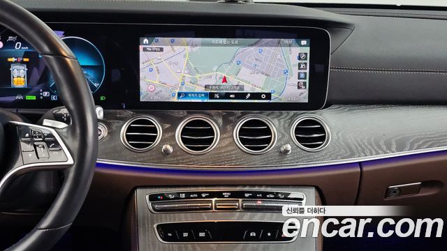 Mercedes-Benz E-Class 2022 — photo 16