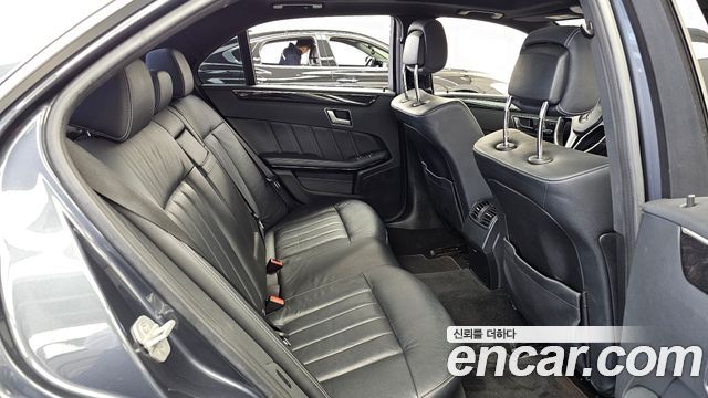 Mercedes-Benz E-Class 2015 — photo 12