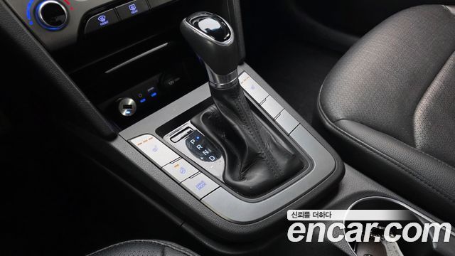 Hyundai AVANTE 2016 — photo 12