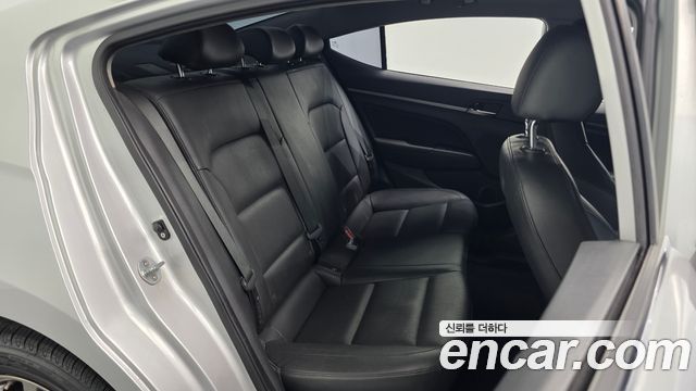 Hyundai AVANTE 2016 — photo 17
