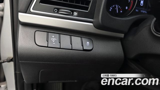 Hyundai AVANTE 2016 — photo 24