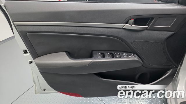 Hyundai AVANTE 2016 — photo 14