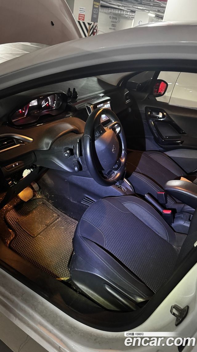 Peugeot 208 2017 — photo 6