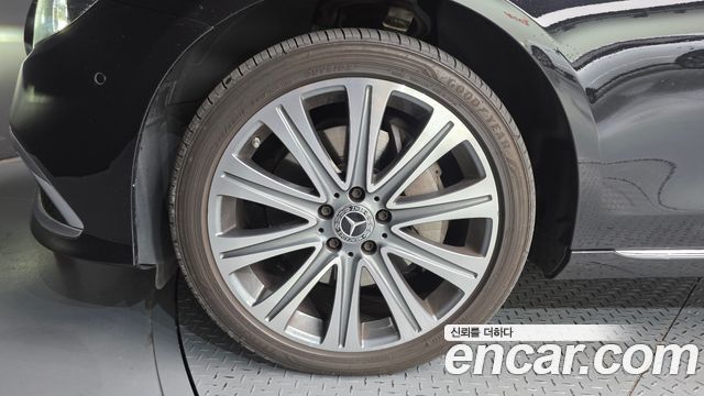 Mercedes-Benz E-Class 2023 — photo 5