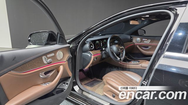 Mercedes-Benz E-Class 2023 — photo 10