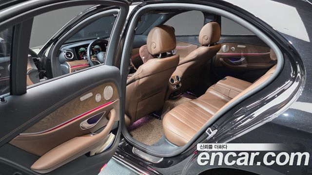 Mercedes-Benz E-Class 2023 — photo 11