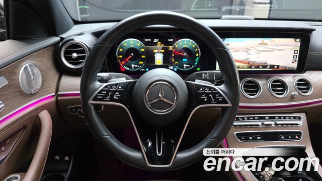 Mercedes-Benz E-Class 2023 — photo 12