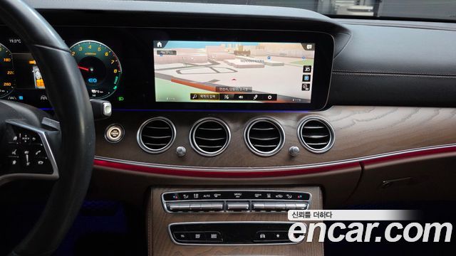 Mercedes-Benz E-Class 2023 — photo 17