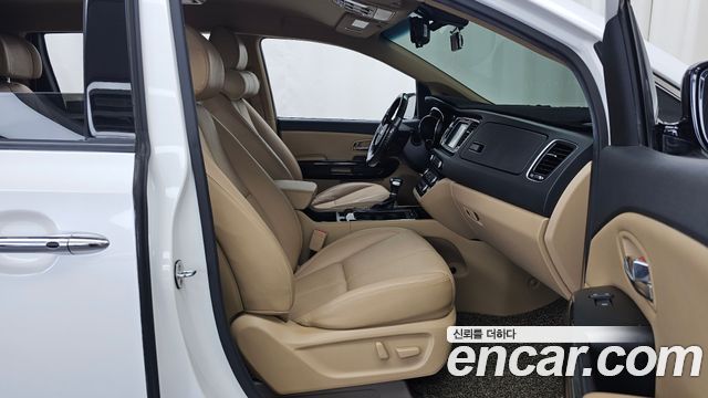 Kia Canival 2017 — photo 16