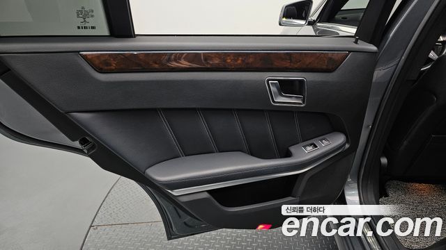 Mercedes-Benz E-Class 2016 — photo 15