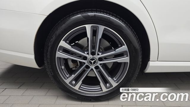 Mercedes-Benz E-Class 2022 — photo 5
