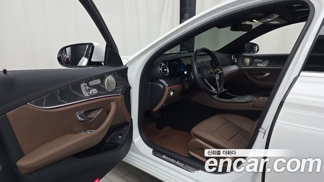 Mercedes-Benz E-Class 2022 — photo 13