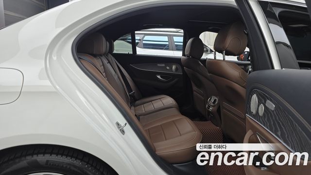 Mercedes-Benz E-Class 2022 — photo 17