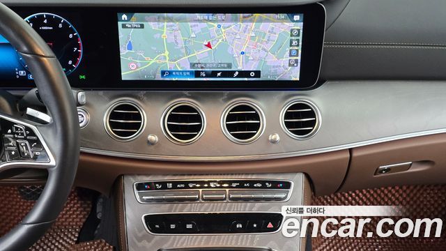 Mercedes-Benz E-Class 2022 — photo 18