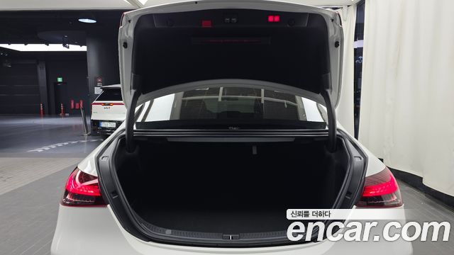 Mercedes-Benz E-Class 2022 — photo 23