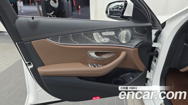 Mercedes-Benz E-Class 2022 — photo 14