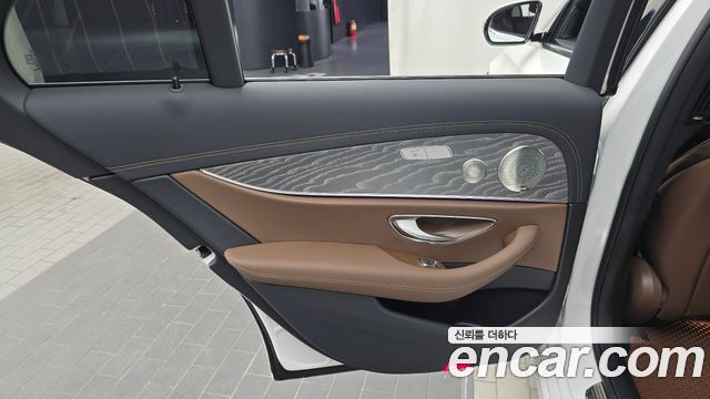 Mercedes-Benz E-Class 2022 — photo 15