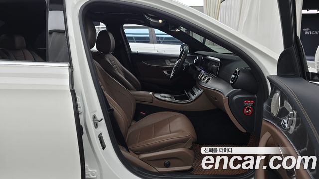 Mercedes-Benz E-Class 2022 — photo 16