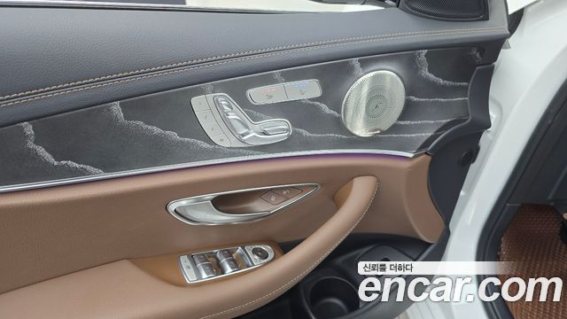 Mercedes-Benz E-Class 2022 — photo 30