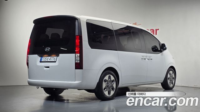 Hyundai Staria 2025 — photo 2
